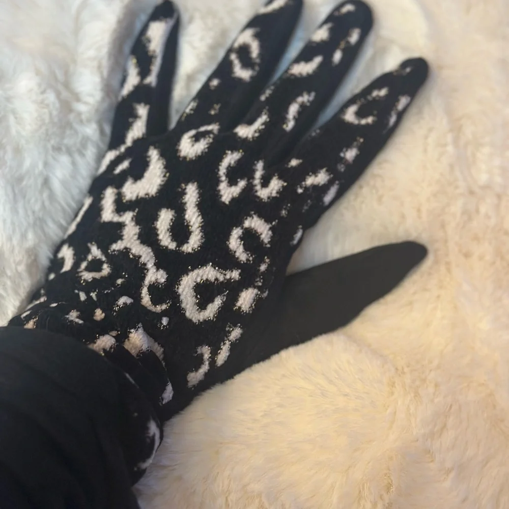 Pair of Women’s Animal Print Fashion Gloves Touchscreen Technology NEW W/O TAGS